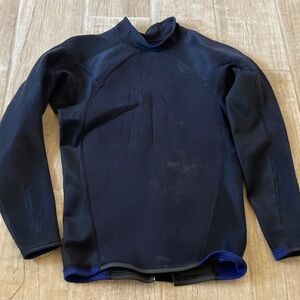 Quicksilver Men's Black long sleeve wet suit top 1.5 thickness